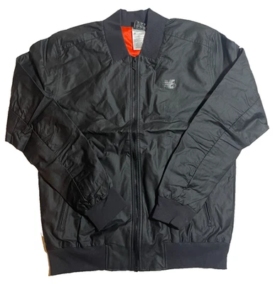 Chaqueta para hombre New Balance - negra/naranja - talla pequeña - MJ23506-BK-S bombardero deportivo Foto 1 de 3