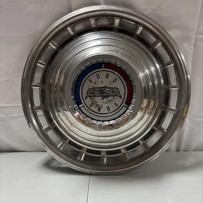 Ford Galaxy 1963 de colección, tapacubos de 14 pulgadas, original no es un rep pop Foto 1 de 4