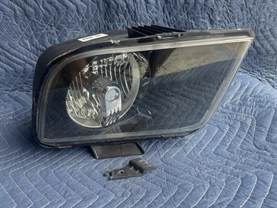 07-09 Ford Mustang GT OEM PASSENGER RIGHT Xenon HID Headlight Housing DAMAGED - Image 1 of 4