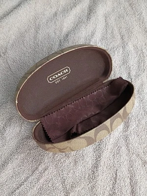 Óculos de sol Coach Clamshell estojo rígido óculos mola encaixe fechamento assinatura C marrom - Imagem 1 de 3