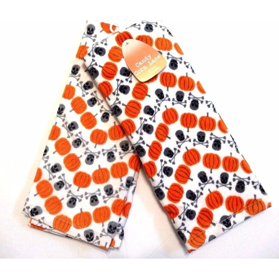 Кухонные полотенца Candy Corn Lane тыквы черепа скрещенные кости для Хэллоуина 2 шт. НОВЫЕ - Изображение 1 из 2