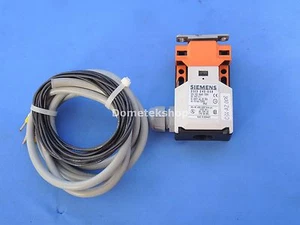 Siemens 3SE3 240-0XB Safety Switch w. key and 5' cable - Picture 1 of 3