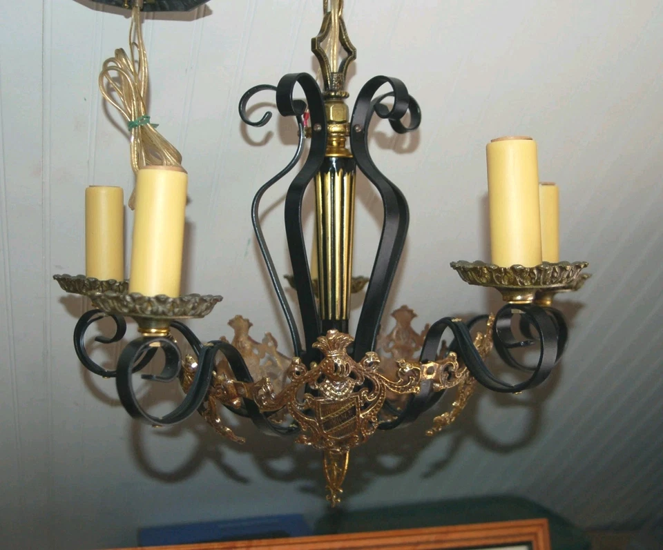 CANDELABRO DE HIERRO FORJADO DE LATÓN Gótico Tudor Abrigo de Brazo Flor de Lis Francés Negro Foto 1 de 4