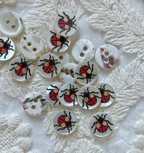 20 piezas 11 mm Natural Perla Shell Ladybug 2 agujeros Manhattan ropa lisa plana b - Imagen 1 de 3