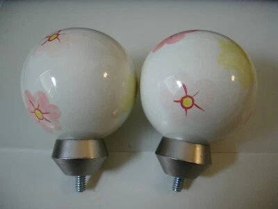 Pottery Barn Kids blanco con flores rosas y amarillas remates de cortina de cerámica - grande Foto 1 de 4