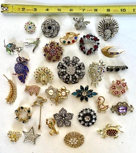 Lot of 31 Rhinestone Vintages Brooches, Very Good Condition - Picture 1 of 9
