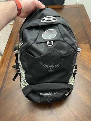 РЮКЗАК ТУРИСТИЧЕСКИЙ OSPREY ESCAPEIST 30 л - черный серый - Изображение 1 из 4