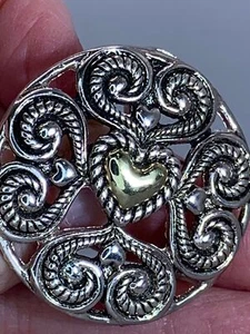 Ciondolo Spilla Spilla Bi-Metallo Disco San Valentino Cuore Openwork Vintage M-3734 - Foto 1 di 3