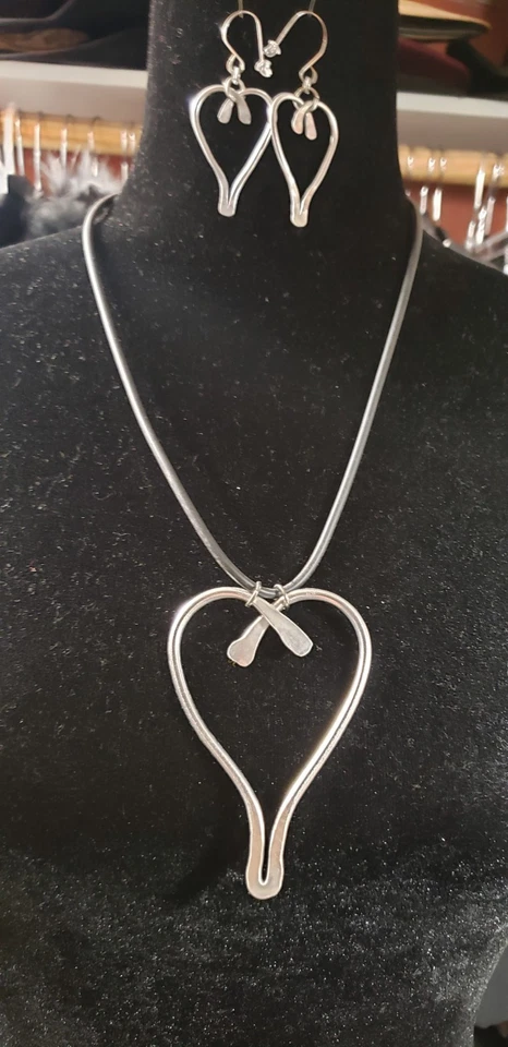 OC Alambre Martillado 13" Corazón Collar y 2.5" Juego de Pendientes Corazón, Plata y Negro Foto 1 de 4