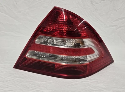 Mercedes Benz C240 2005-2007 exterior trasero paso derecho. Conjunto de luz trasera Foto 1 de 4