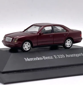 Herpa PC Mercedes Benz E 320 Limousine Avantgarde mit Vitrine, 1:87, K64/154 - Bild 1 von 1