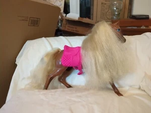 Cavallo Barbie vintage 1983 con sella rosa - Foto 1 di 6