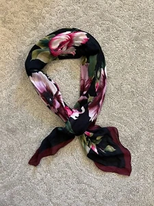 Sciarpa vintage, rosa viola, fiori su bordo arrotolato nero e vino 39” mq - Foto 1 di 6