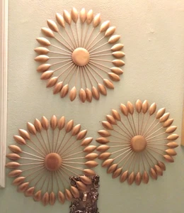 SET AUS DREI SEPARATEN GOLDFARBENEN METALLISCHEN SONNENSCHLITZEN 10 ZOLL WANDDEKO - Bild 1 von 6