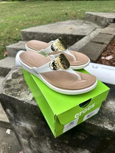 Sandalias Crocs Sanrah Adornadas Cuña Abatibles Para Mujer Talla 8 OYSTER/DORADO - Imagen 1 de 5