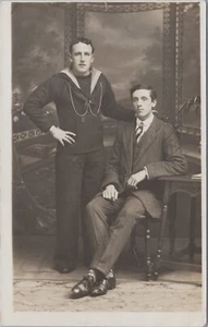 1912 RPPC 2 uomini, look marina, interesse gay foto reale cartolina #3572 - Foto 1 di 2