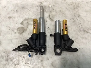 17-24 Suzuki GSXR 1000 R BFF HORQUILLAS DELANTERAS DERECHA IZQUIERDA TUBOS PATAS DAÑADAS - Imagen 1 de 6