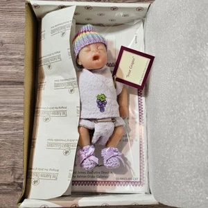 Ashton Drake "Sour Grapes" kleine Babypuppe in OVP mit COA Sammlerstück - Bild 1 von 15
