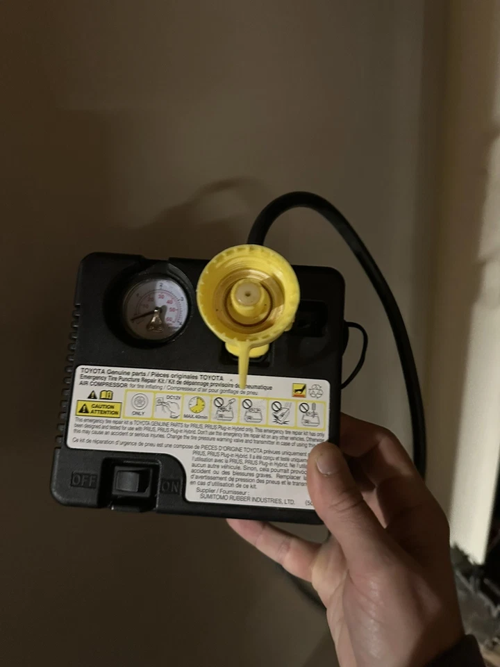 KIT DE REPARACIÓN DE PINCHAZOS DE NEUMÁTICOS Toyota Prius Prime 2020-2024 - solo compresor de aire Foto 1 de 1