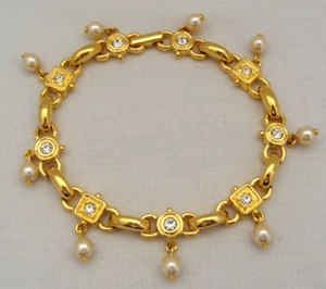 Brazalete Joan Rivers tono dorado con diamantes de imitación transparentes y perlas colgantes 8,25" - Imagen 1 de 8