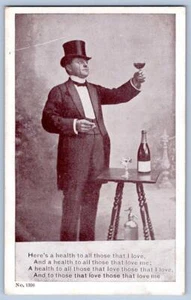 POSTKARTE MANN ZYLINDERHUT MONOKEL ANSTOSSEN AUF CHAMPAGNER WEINFLASCHE REMINGTON VOR 1907 - Bild 1 von 2