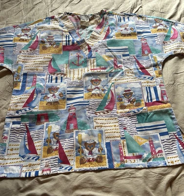 Blusa Médica Estampada de Cherokee Comfort Bears And Beach Cuello en V Talla Pequeña Foto 1 de 4