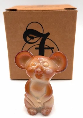 2005 NFGS Fenton Schokoladenschlacke Glas Maus mit Fenton Aufkleber 100 Jahre / Originalverpackt - Bild 1 von 4