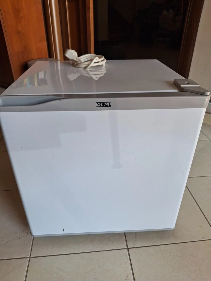 Mini frigorifero per ufficio, camping, barche, capacità 50 litri. - Immagine 1 di 4