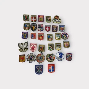 Lot De 32 Écussons Anciens Brodés Régions Françaises Station Suisse Italie - Afbeelding 1 van 10