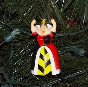 🎅🏽 FIGURA PERSONALIZADA DISNEY ALICIA EN EL PAÍS DE LAS MARAVILLAS REINA DE CORAZONES ADORNO DE NAVIDAD - Imagen 1 de 2