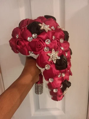 Buquê de noiva rosa cetim vermelho e preto, cascata com strass prata - Imagem 1 de 3