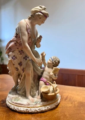 VENTA Estatuilla Antigua Porcelana Mujer y Querubín Estilo Sansón Meissen Foto 1 de 4