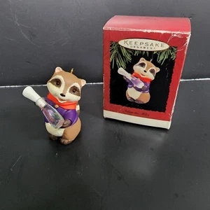 Hallmark Andenken Ornament Across the Miles Waschbär 1994 Weihnachten Urlaub  - Bild 1 von 7