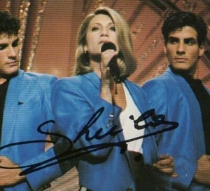 petit prix! _ SHEILA chez CARRERE - DÉDICACE IMPRIMÉE ♦ Carte Postale 1983 ♦ - Picture 1 of 2