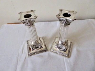 PAR DE CANDELABROS CABEZA CARNERO COLUMNA CORINTIA PLATA 1896 VICTORIANO HM - 6,85" Foto 1 de 4