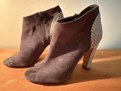 Vince. Sapato botinha peep toe cinza camurça Sierra pele de cobra falsa 7 1/2 feminino em excelente estado usado - Imagem 1 de 4