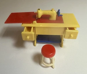 Renwal Puppenhaus Möbel Nähmaschine & Hocker von 1940 mit beweglichen Teilen - Bild 1 von 11
