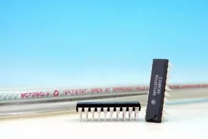 5 driver buffer ottali ottali originali SN74LS244N Motorola 3 stati IC 74LS244 - Foto 1 di 1
