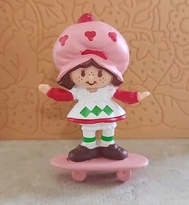 Lote de mini figuras de PVC de colección 1982 Strawberry Shortcake On A Skateboard - Imagen 1 de 5