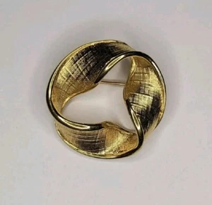 Napier Vintage goldfarbene Brosche dreiseitig gedrehter Kranz 1,5" strukturiertes Metall - Bild 1 von 5