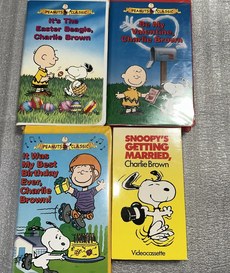 VHS 4 Charlie Brown Snoopy Birthday,  Easter, Valentines Snoopy Get 3 Clam Shell Foto 1 de 1