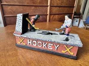 Banco de monedas de hockey mecánico de hierro fundido de colección de los años 60 portero pesado roto - Imagen 1 de 4