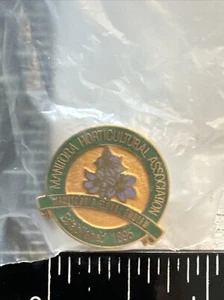 Spilla risvolto vintage Manitoba Horticultural Association emblema floreale Canada K9 - Foto 1 di 3