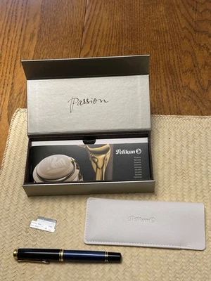 Caneta-tinteiro Pelikan M800 listra azul/preta média nova na caixa - Imagem 1 de 4