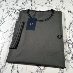 Camiseta FRED PERRY Para Hombres Verde Campo Doble Punta TALLA 2XL XXL M1588 638 NUEVA CON ETIQUETAS - Imagen 1 de 10