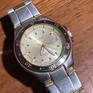 Reloj Armitron Hombre Dos Tonos Día Fecha Dial Acero Inoxidable 20/1607 Funciona con Batería Nueva - Imagen 1 de 6
