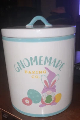 Tarro de galletas de cerámica DesignPac Gnomemade Baking Co enorme blanco verde azulado gnomo de Pascua Foto 1 de 4