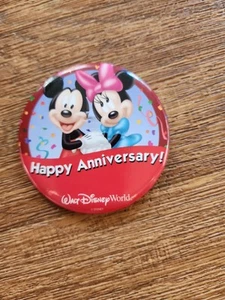 Walt Disney World seltene "HAPPY ANNIVERSARY" Pin/Button, eingestellt. - Bild 1 von 1