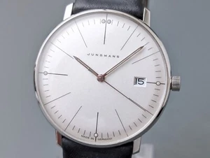 Orologio Uomo Junghans Max Bill 047/4251.04 Quadrante Bianco Quarzo 33mm Germania - Foto 1 di 17