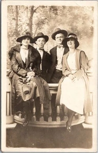 Foto real de 1920 postal RPPC 2 parejas/moda "Rensler's Studio" Cincinnati - Imagen 1 de 2